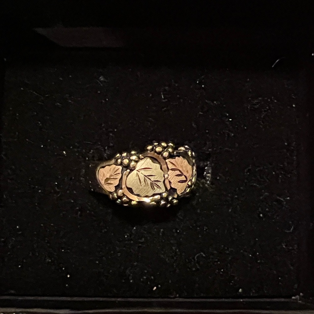 Elegant black hills Gold Leaf Motif Ring